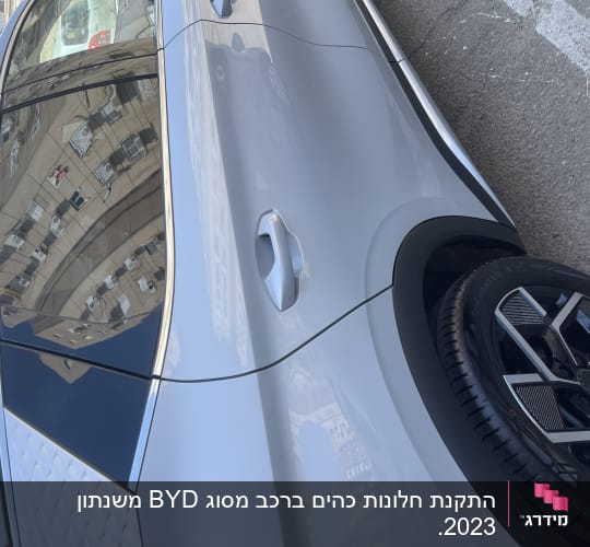 מכונית כסופה עם חלון כהה וצמיגים מעוצבים
